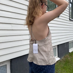 Zara linne  - Säljer det här söta linnet, aldrig använd då den inte passar mig (därav min syster som modell) 💕💕💕💕💕 perfekt nu till våren och sommaren 