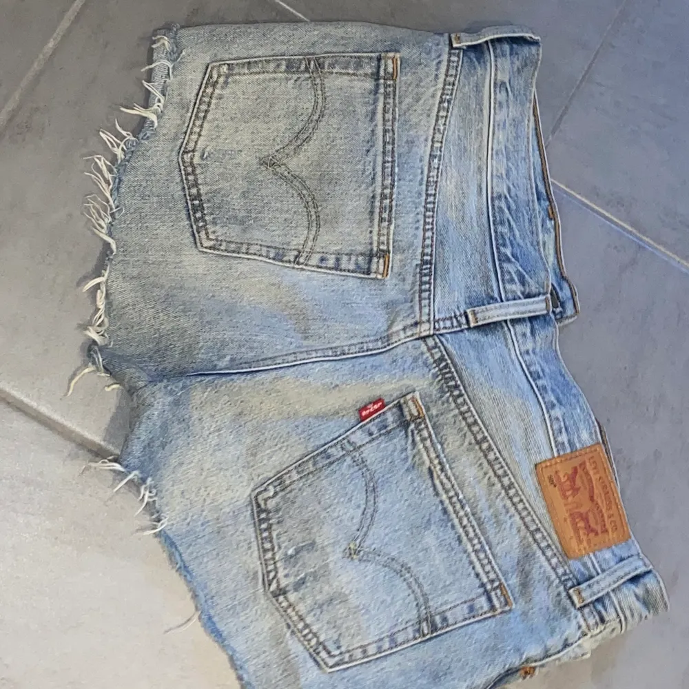 Ett par jeansshorts från Levis i gott skick. Storleken är lite svår att urskilja men något mellan S/M. Shorts.