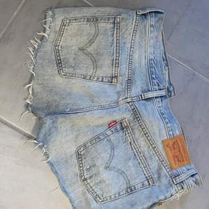 Ett par jeansshorts från Levis i gott skick. Storleken är lite svår att urskilja men något mellan S/M