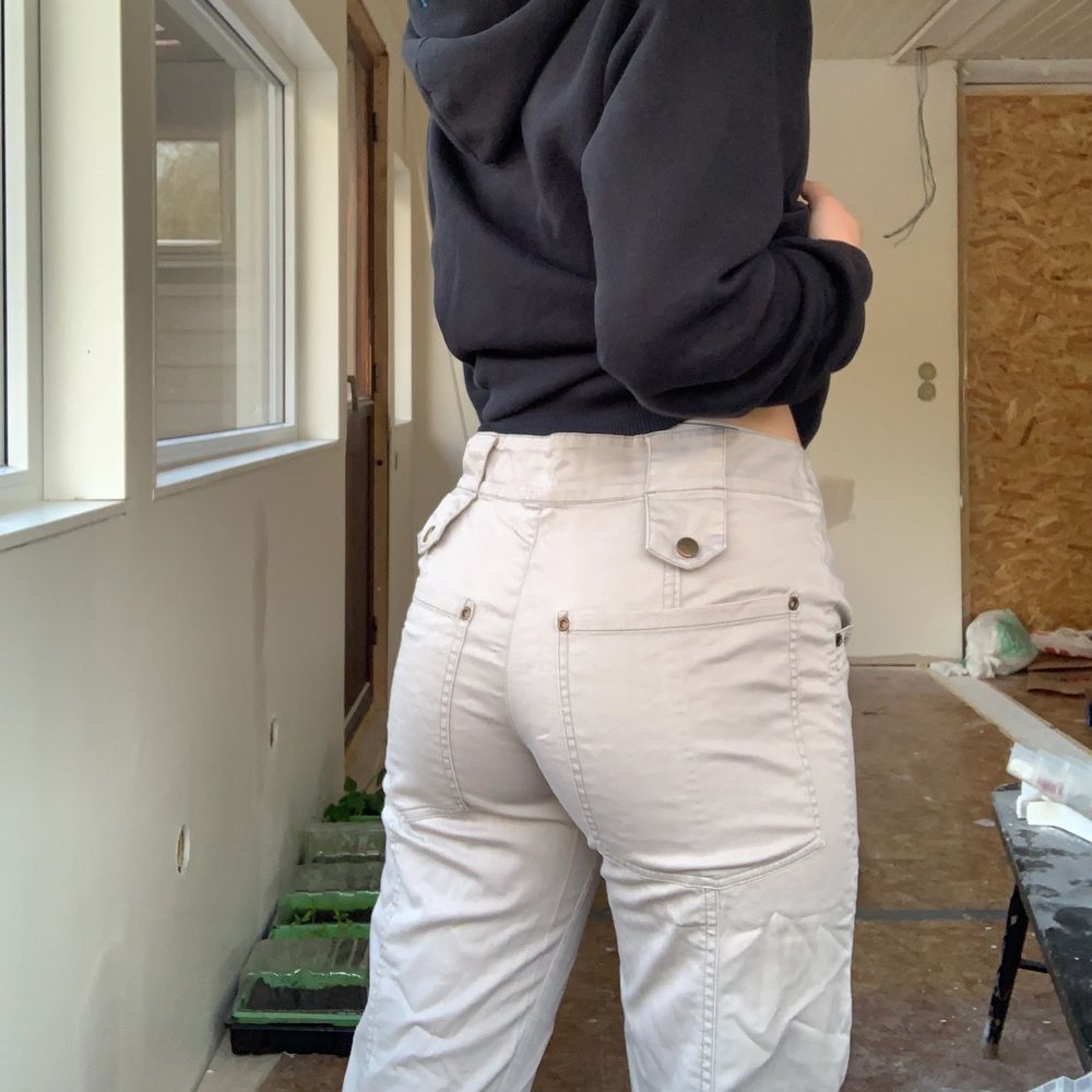 Ett par lågmidjade byxor ifrån vila med bootcut passform. Dom är i färgen beige och nästan helt oanvända. Inga slitningar etc. Det är storlek M men passar mig som har storlek S om jag har ett skärp i midjan. Jätte fina byxor men jag använder dom inte så ofta så känner att det är dax att säljas.. Jeans & Byxor.