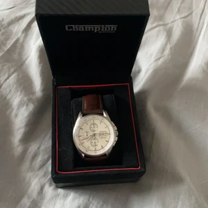 Champion spider klocka (vattentät) - Säljer nu min chamionklocka i fint skick. Det är en vattentät klocka storlek 43mm med brunt läderband. Nypris: 1200kr