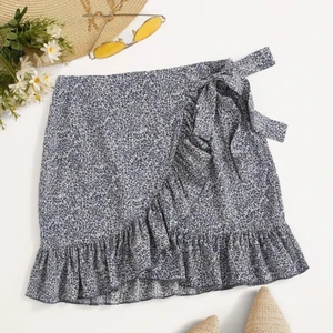 Kjol - Säljer den här jätte fina kjolen ifrån SHEIN. Storlek M men skulle säga att de är mer som än S. Kan frakta för 24 kr med frimärken också💓