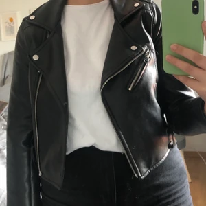 Bershka bikerjacka - skinnjacka från bershka som jag köpte för cirka 2-3 år sen men väldigt bra skick då jag har använt den fåtal gånger pga lite för liten för mig.