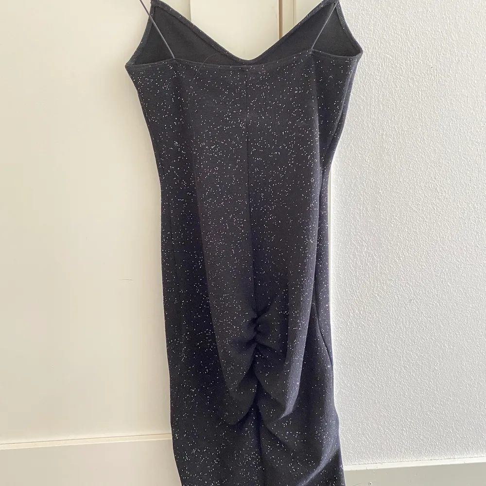 Säljer min glittriga svarta klänning i storlek XS!💞 köparen står för frakt!. Klänningar.