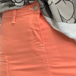 Orange somrig kjol - Ny har inte använt men tyckte sedan inte om den och hade tappat bort kvitto därför kunde jag inte lämna tbx den i storlek 158-164 i storlek Xs/S från Cubus 