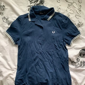 Fred Perry piké - En marinblå Fred Perry piké som är knappt använd. Pris kan diskuteras (ej fri frakt)