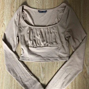 Långärmad tröja strl S - Långärmad tröja i storlek S från Shein. Aldrig använd. Färg aprikos. 