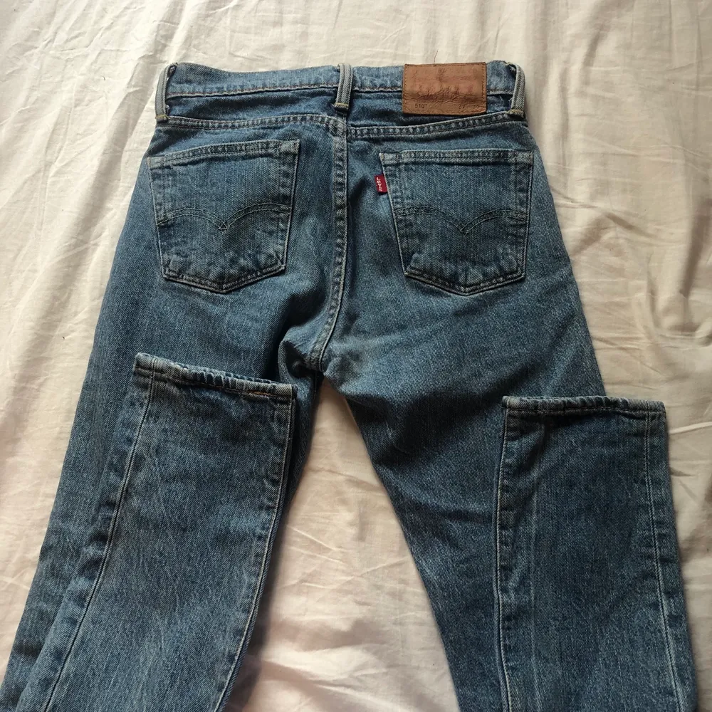 Blå jeans från Levis, Levis 510. Superfint skick. Köpta här på Plick men tyvärr för små för mig. De är ganska små i storleken ❤️ frakt ingår inte. Jeans & Byxor.