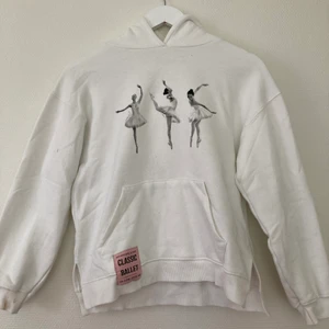 Vit hoddie  - En vit hoddie med tre balerinor fram och text på armarna