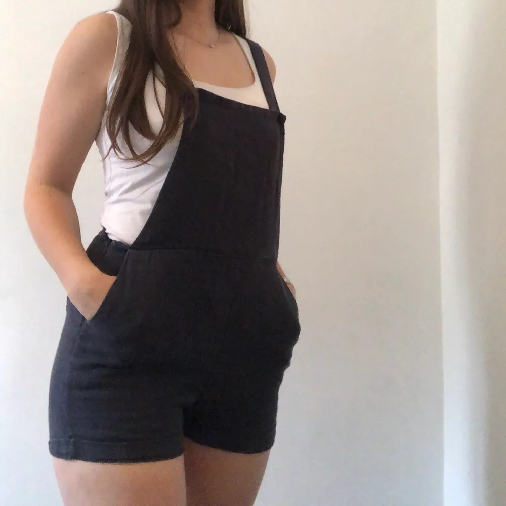 Overalls navy blue, adjustable suspenders (on the picture, it’s too small for me but looks very nicely if you are a 36-38 even if it’s a size L). Shorts.