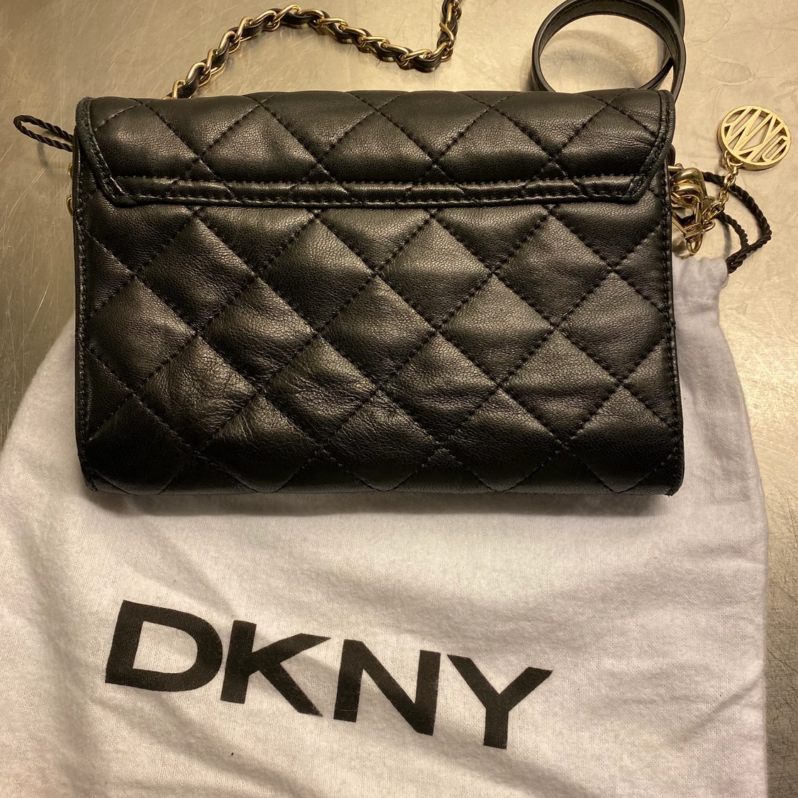 DKNY svart quiltad väska - 90