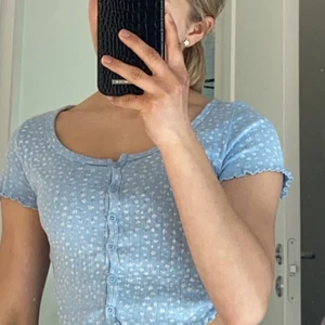 Blå croppad topp - Så fin sommar topp ljusblå i bra skick 