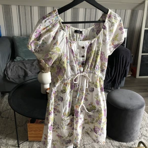 Klänning  - Jättefin sommarklänning, aldrig använd så ny skick! Storlek L men passar jätte bra till en M!                  49kr + 50kr frakt🤎