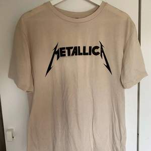 Beige oversize t-shirt med Metallica tryck. Storlek M/L