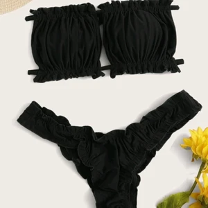 Svart bikini!!  - Superfin nyinköpt bikini från shein som tyvärr var lite liten för mig med lite byst! Ser precis ut som på bilden och passar både s, m och l eftersom man knyter den själv. Endast provad på och är alltså som ny! Nypris: 119kr