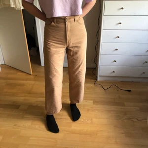 Nya jeans från monki!  - Nya jeans från Monki. Säljer dem pga att de är för små till mig och därför bara testade. Dock finns ej prislappen kvar. Superfin beige färg!