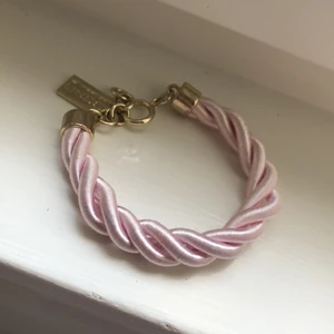 Armband - Rosa jättefint armband som är typ flätat:)