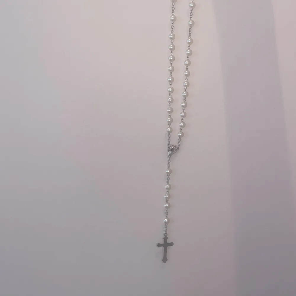 Fint kors halsband eller rosary med vita fake pärlor och ett kors. Det är i plats och aldrig använt. . Accessoarer.
