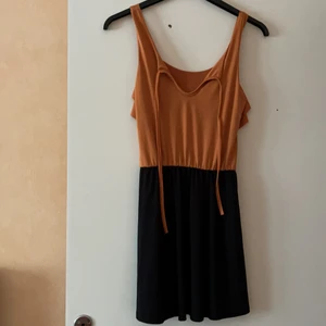 Klänning  - Den är aldrig använda 