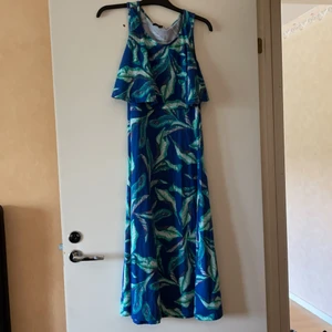 Klänning  - Den är aldrig använda 