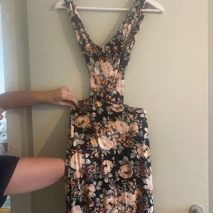 Klänning  - Super fin klänning med utklippta sidor 