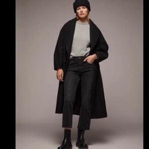 ZARA jeans - Jätte fina svart/gråa jeans ifrån Zara, tyckte att de satt lite för tajt på mig så därför säljer jag de. De är helt nya endast testade.