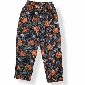 Blommiga vintage byxor Beyond retro hög midja - Så coola och unika vintage byxor köpta på Beyond retro! Väldigt hög midja. Storlek s. 