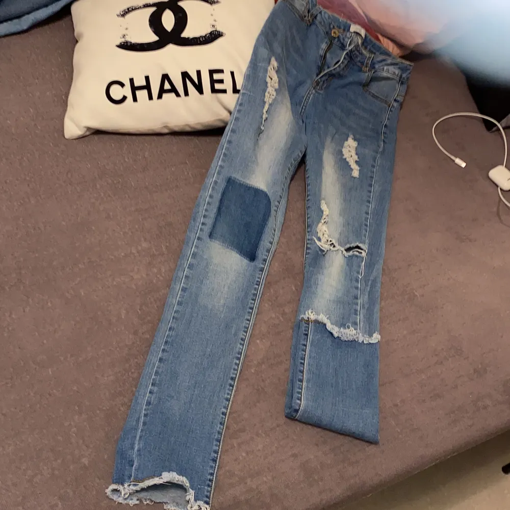 Köpt för 399kr, bra skick. Säljer pågrund av att de är för små. Verkligen jätte snygga på. Jeans & Byxor.