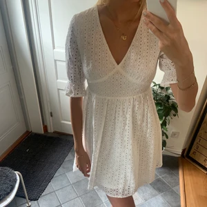 Vit klänning - Superfin vit klänning som passar perfekt som en studentklänning! Aldrig använd och säljer pga jag hittade en annan studentklänning. Storleken är M men jag är vanligtvis en S och den sitter perfekt på mig. Köpt för 499kr 🌸🌸 Kolla gärna in min andra annonser! 💕💕