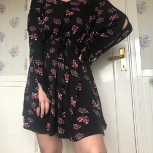 Sun dress - En sval och skön sommar klänning. Justerbart band runt midjan. 