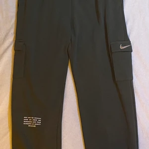 Nike byxor strl S - Helt oanvända cargo byxor, militär färg med guld detaljer 