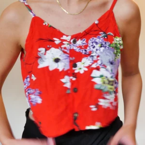 Söt blommig topp/blus - Liten topp, köpt i Frankrike! Väldigt skönt material😍  Budgiva i kommentarerna, tillägg minst 10kr på varje bud!