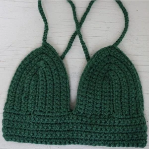 Virkad grön topp xs  - Såå så fin topp jag köpt av en duktig tjej här på Plick! Den passade tyvärr inte så bra på mig så jag säljer vidare den i hopp om att den ska hitta ett nytt hem❤️ midjemåttet är ju anpassningsbart så den passar XS-M skulle jag säga. 