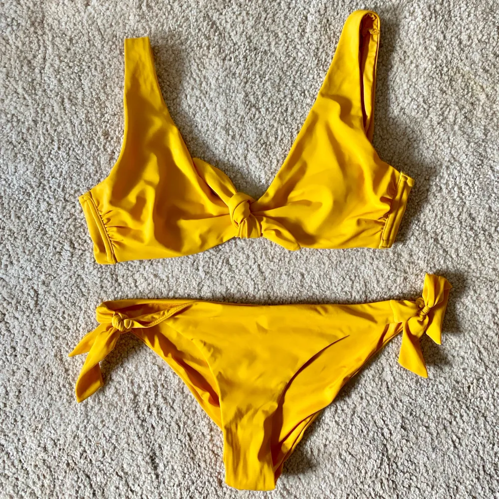 Säljer denna snygga gula bikini!! Toppen är i storlek 80C, nederdelen är i storlek M, köpt på Lindex. Använd fåtal ggr. Jättefin gul färg 💛🌟. Övrigt.
