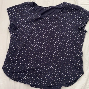 Skitfin stjärn t shirt - Jättefin t shirt med stjärnor på, väldigt bra skick. Säljer pga av att jag redan har liknande plagg, har fått så många komplimanger med den på. Frakten tillkommer på 66kr❤️