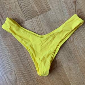 Superfin gul bikiniunderdel som verkligen lyser! Passar perfekt med en bränna.