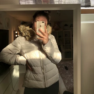 ONLY, storlek M - Vinterjacka men kan användas på hösten också🍃, sitter bra och är jätte fin☺️ betalad 999kr. Använt några gånger pågrund av för den är lite för stor för mig och har köpt en annan:) 