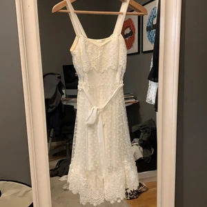 ida sjöstedt klänning - använd en gång men lite brun vid armhålan då jag hade tagit brun utan sol innan. annars inga skador eller märken, den är super fin och den bruna fläcken syns inte när man har den på sig. köptes för 3000kr och den är i xs men passar s 