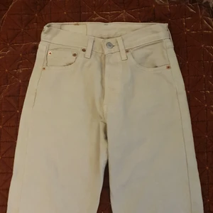 Levis jeans  - Beigea levis jeans, superfina men för små för mig. De är i väldigt fint skick i modell 501 w: 26 och L: 34