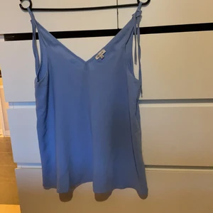 Linne  - Supersött linne ifrån river island. Använd fåtal gånger. Säljes pga för liten.