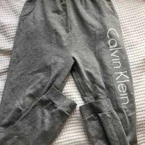Ett par gråa Calvin Klein mjukis byxor i storlek S men passar också XS. 
