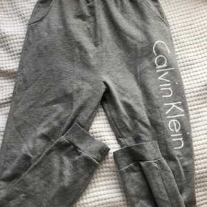 Calvin Klein mjukis - Ett par gråa Calvin Klein mjukis byxor i storlek S men passar också XS. 