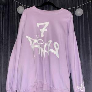 lila Ariana Grande sweatshirt ”7 rings” från H&M. köpte den för två år sedan men har tyvärr tröttnat på den. mjuk och varm på insidan. sjukt mysig och oversized!
