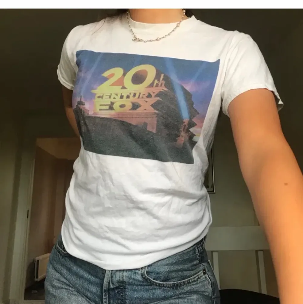 Säljer denna underbara o h unika t-shirten! Äkta ifrån ”20th century fox”. Underbar modell med kortare armar. Kvaliten är som en vintage t-shirt, väldigt vit förutom en fläck på axeln, Skriv vid intresse eller frågor💗💗💓 SÄLJER BILLIGT PGA EN garderobsrensning, först till kvarn!  Snabbt köp uppskattas. T-shirts.