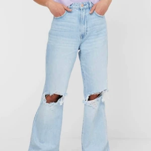 Stradivarius wideleg jeans - Säljer mina superfina jeans från Stradivarius!! De har inte riktigt kommit till användning då de är för stora för mig :( Skulle ni vila ha mer bilder är det bara att höra av er 😇❤️ De här jeansen är väldigt stora på tiktok och kommer definitivt trenda ännu mer i sommar <3