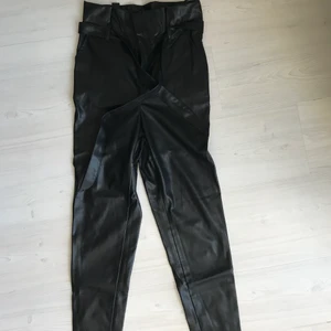 Storlek XS - Skinnbyxor från Bikbok🌸