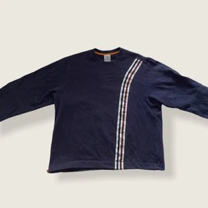 Adidas Sweatshirt  - Skick 8/10.                                                                             Storlek L, ganska kort på längden. Väldigt fin och retro adidas. Även justerbar vid midjan. 