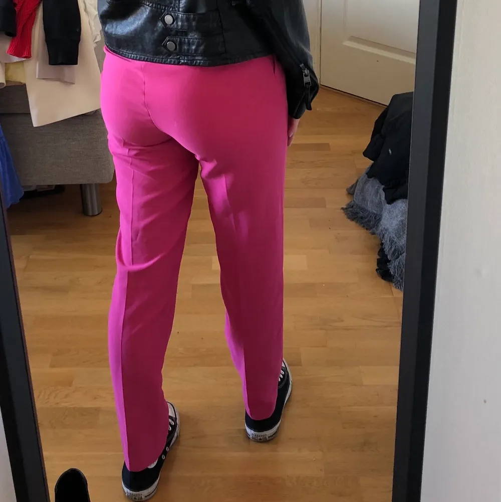 Säljer dessa rosa kostymbyxor✨. Jeans & Byxor.