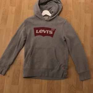 Levi's hoodie - Storlek xs saknar snörena i huvan 