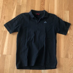 Kappa - Svart piké från Kappa. Frakt tillkommer. Skriv till mig privat om du är intresserad :)